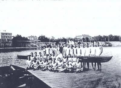 Veslači Jadrana pred društvenom garažom, Zadar 1910.